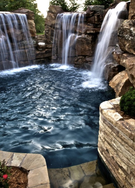 Фото бассейна с красивыми водопадами.