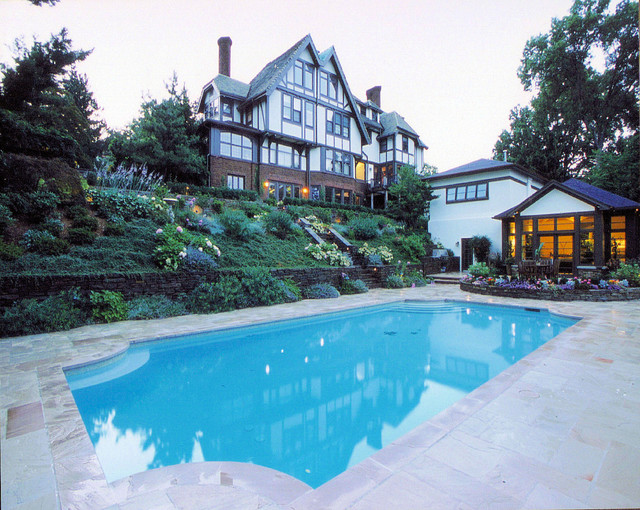 Фото шикарного загородного дома с бассейном