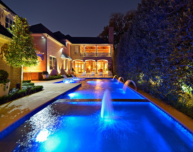 Фото вечернего бассейна возле дома.