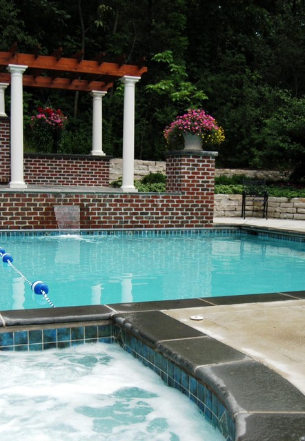 Фотография бассейна  с летней площадкой.