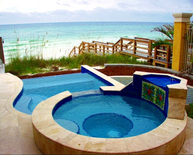 Фотография дизайна открытого бассейна с видом на озеро.