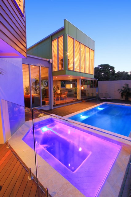 Фотография двух бассейнов с цветной подсветкой