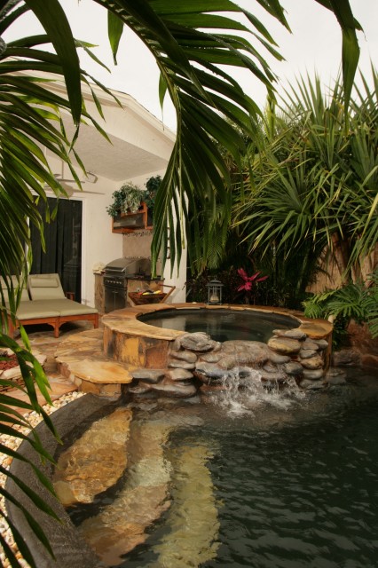 Современный дизайн домашнего бассейна в карибском стиле