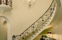 Дизайн мраморной лестницы с коваными перилами