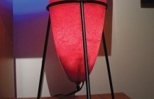 Красная лампа полуовальной формы