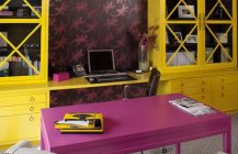 Современный дизайн рабочего места в фиолетово-желтых оттенках