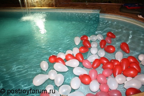 Овальный бассейн с шарами