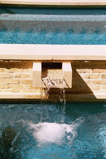 Дизайн мини-водопадов в бассейне