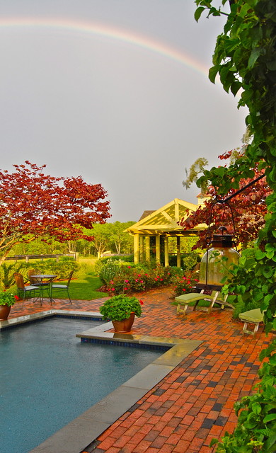Фото бассейна после дождя с радугой