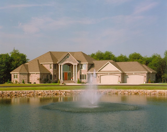 Фото экстерьера загородного дома с озером.