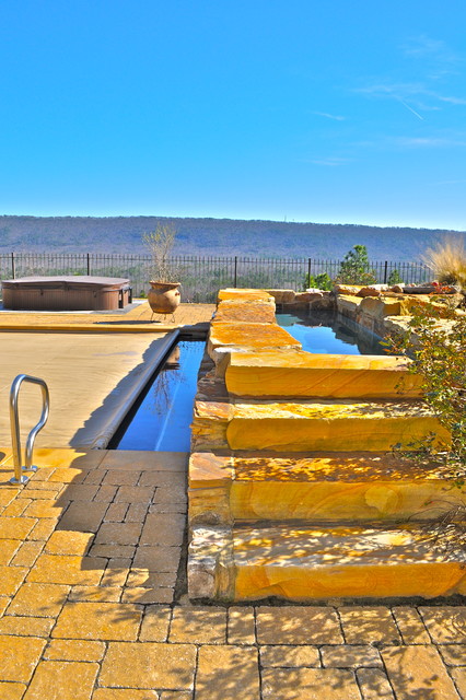 Фотография бассейн с желтой облицовкой